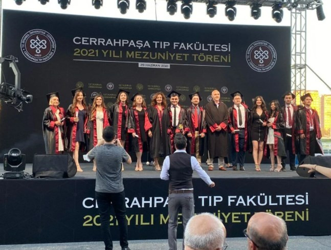 74 yaşında Cerrahpaşa Tıp Fakültesi'nden mezun oldu