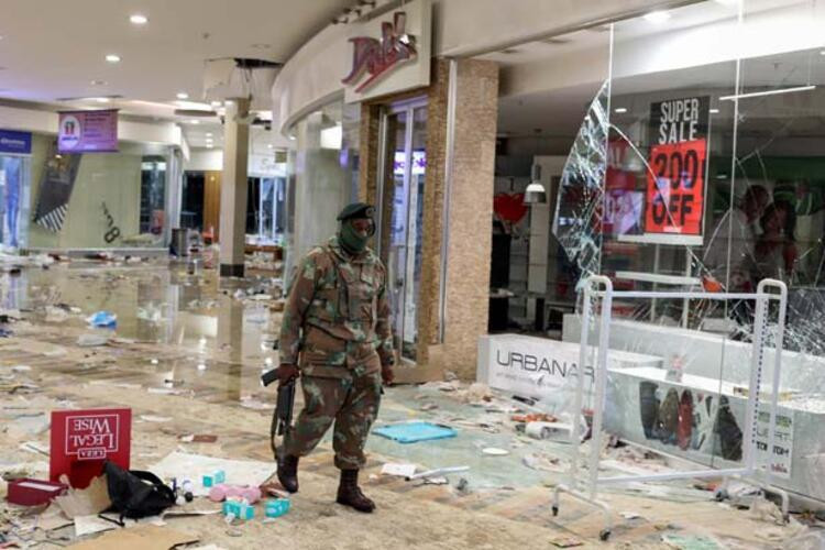 ATM'leri patlattılar, sokaklar ceset dolu! Yağma başladı