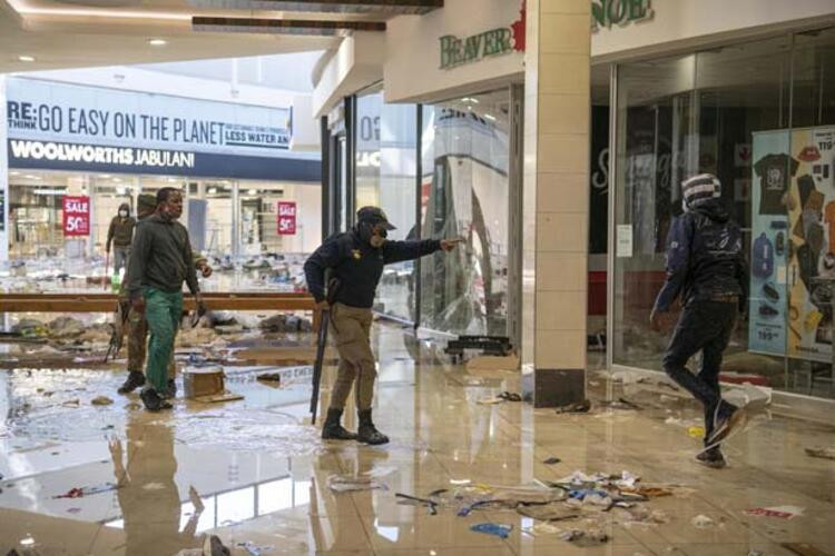 ATM'leri patlattılar, sokaklar ceset dolu! Yağma başladı