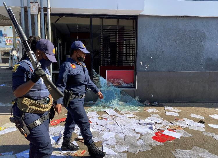 ATM'leri patlattılar, sokaklar ceset dolu! Yağma başladı