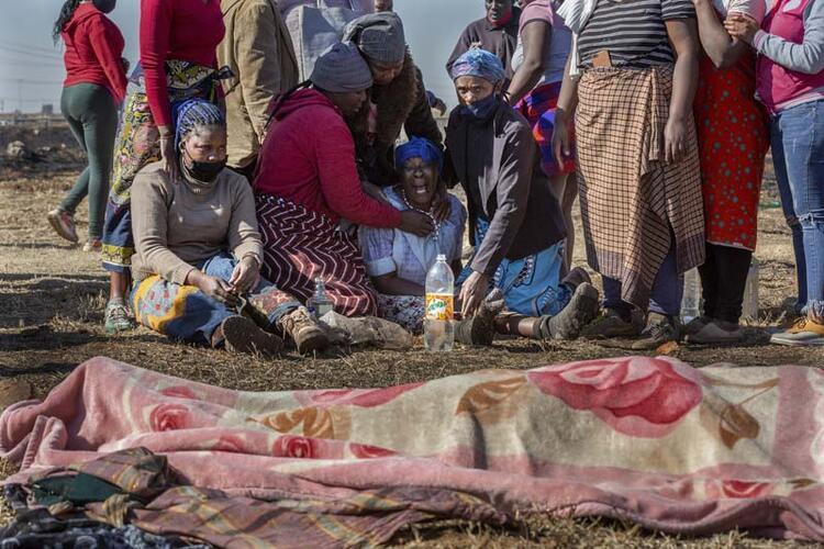 Polisler de yağmaya katıldı, kıyamet başladı! Herkes silahlanıyor