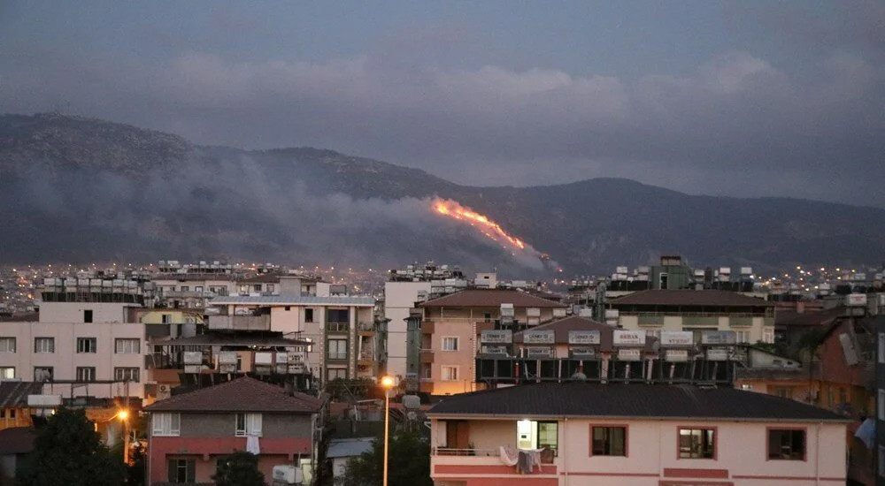 Hatay ve Mersin'de orman yangını! 50 ev tahliye edildi...