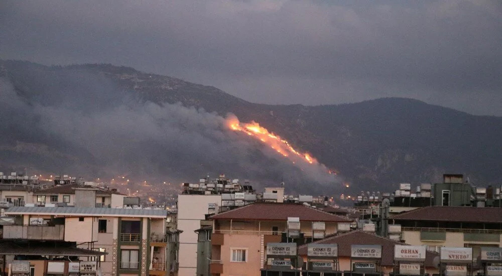 Hatay ve Mersin'de orman yangını! 50 ev tahliye edildi...