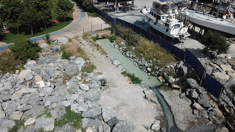 Kadıköy'de denize akan 'renkli su' endişesi