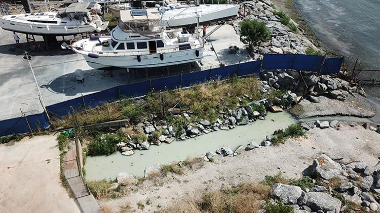 Kadıköy'de denize akan 'renkli su' endişesi