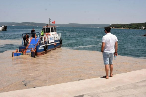 Çanakkale'de müsilaj deniz süpürgesiyle temizleniyor