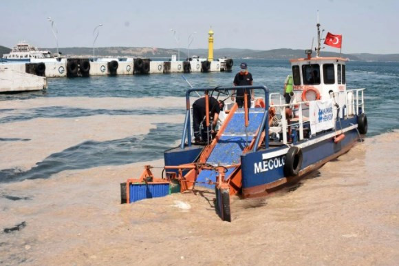 Çanakkale'de müsilaj deniz süpürgesiyle temizleniyor