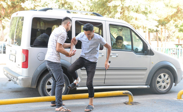 Bayram klasiği! Acemi kasaplar yine kendilerini kestiler