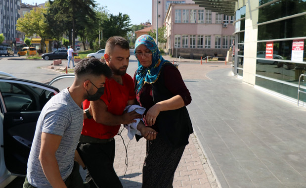 Bayram klasiği! Acemi kasaplar yine kendilerini kestiler