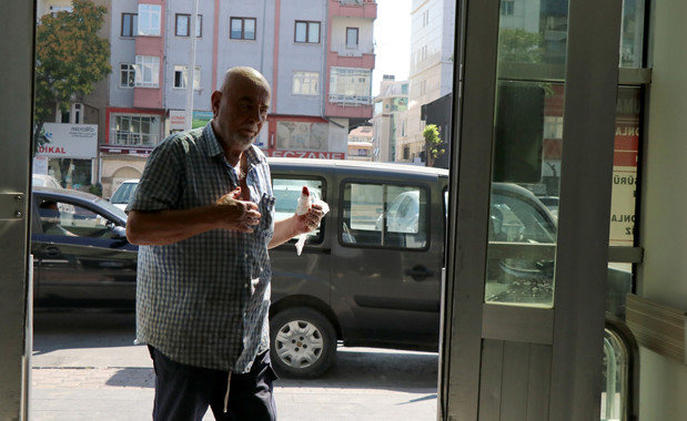 Bayram klasiği! Acemi kasaplar yine kendilerini kestiler