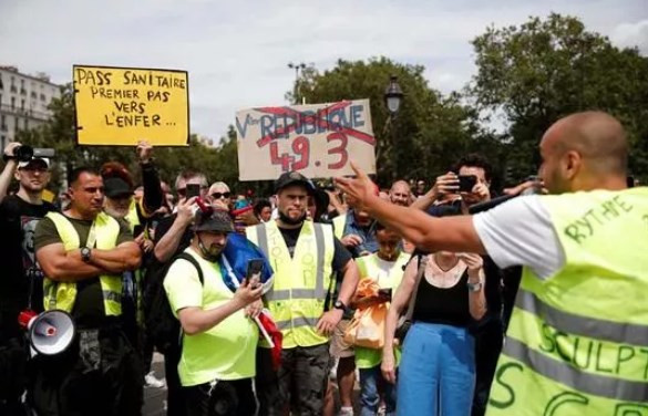 Fransa'da binlerce aşı karşıtı protesto için meydanları doldurdu