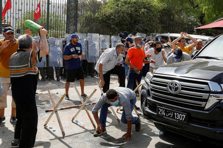 Tunus'ta askerler meclisi kapattı! 