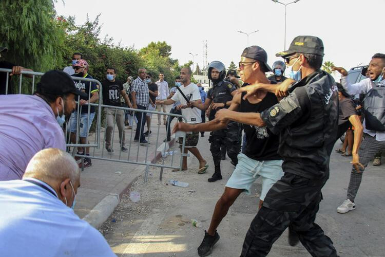 Tunus'ta askerler meclisi kapattı! 