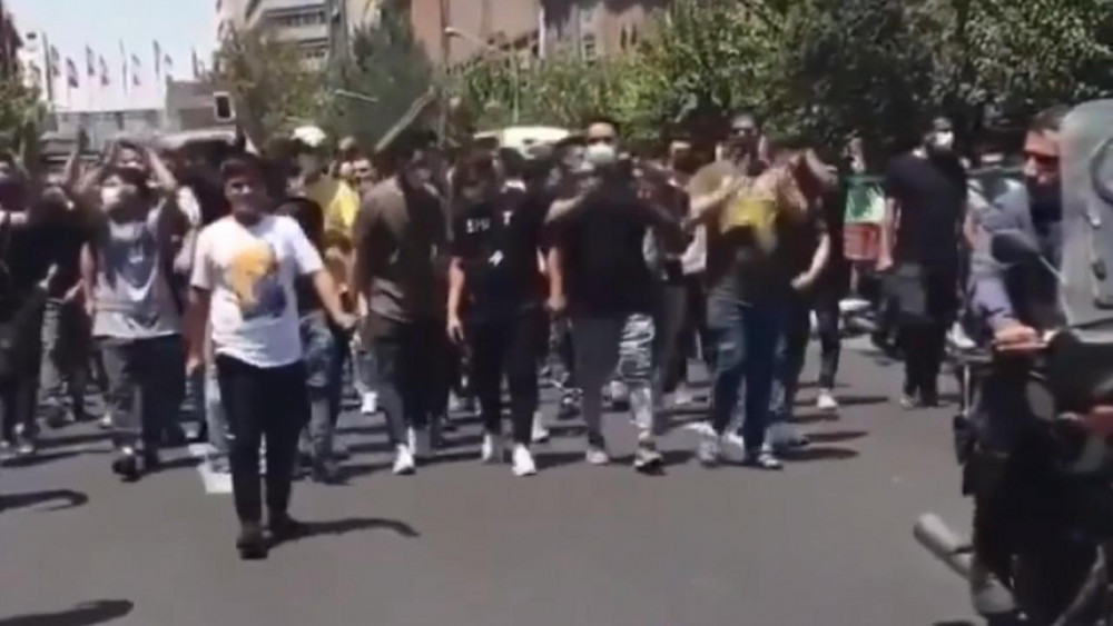 Komşuda protestolar yayılıyor! Ölüm sloganları...