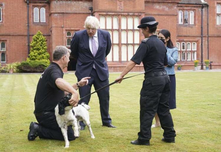 Boris Johnson'ın şemsiye ile sınavı!