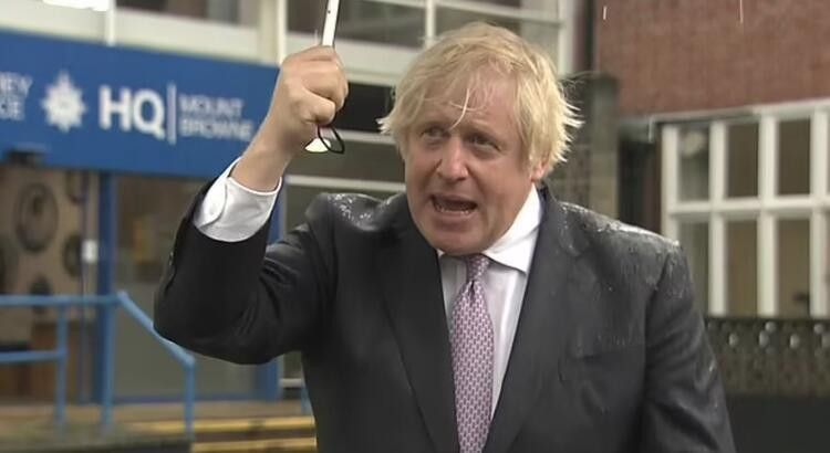 Boris Johnson'ın şemsiye ile sınavı!