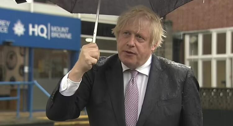 Boris Johnson'ın şemsiye ile sınavı!