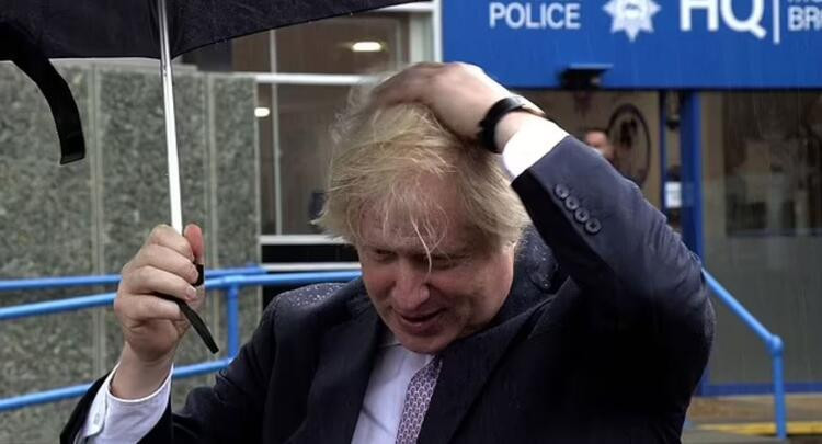 Boris Johnson'ın şemsiye ile sınavı!