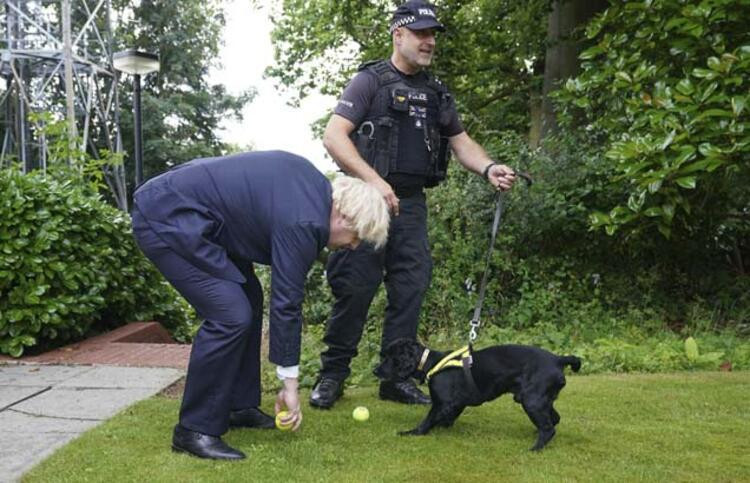 Boris Johnson'ın şemsiye ile sınavı!