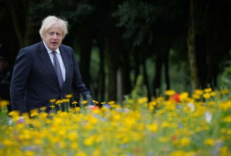 Boris Johnson'ın şemsiye ile sınavı!