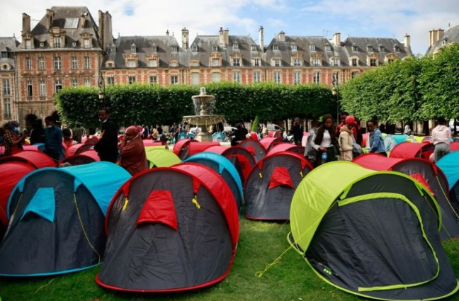 400 evsiz Paris’te ‘onurlu barınma’ için çadır kurdu