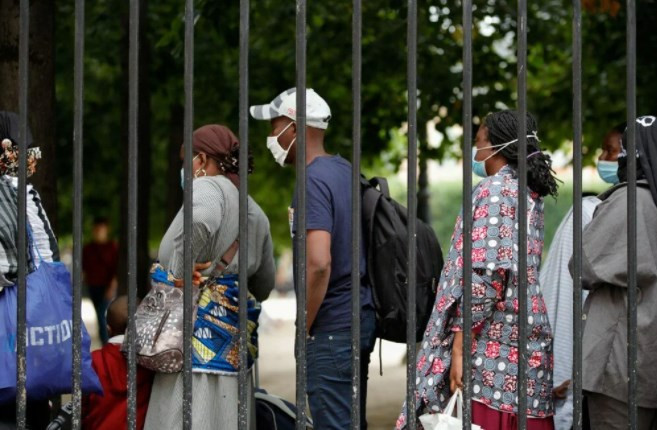 400 evsiz Paris’te ‘onurlu barınma’ için çadır kurdu