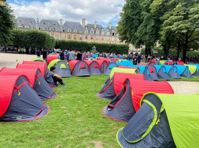 400 evsiz Paris’te ‘onurlu barınma’ için çadır kurdu