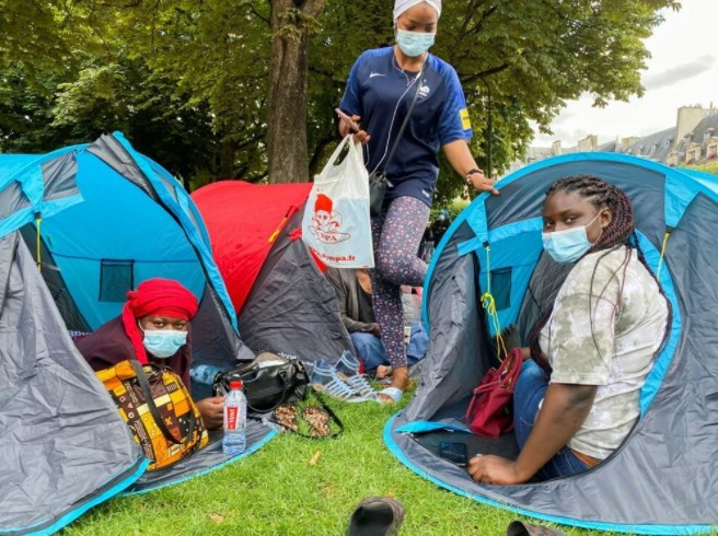 400 evsiz Paris’te ‘onurlu barınma’ için çadır kurdu