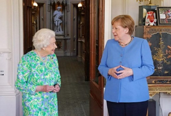 Kraliçe II. Elizabeth'ten Angela Merkel’e özel broş