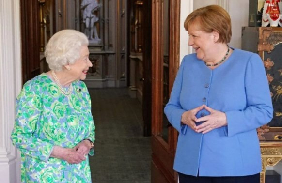 Kraliçe II. Elizabeth'ten Angela Merkel’e özel broş