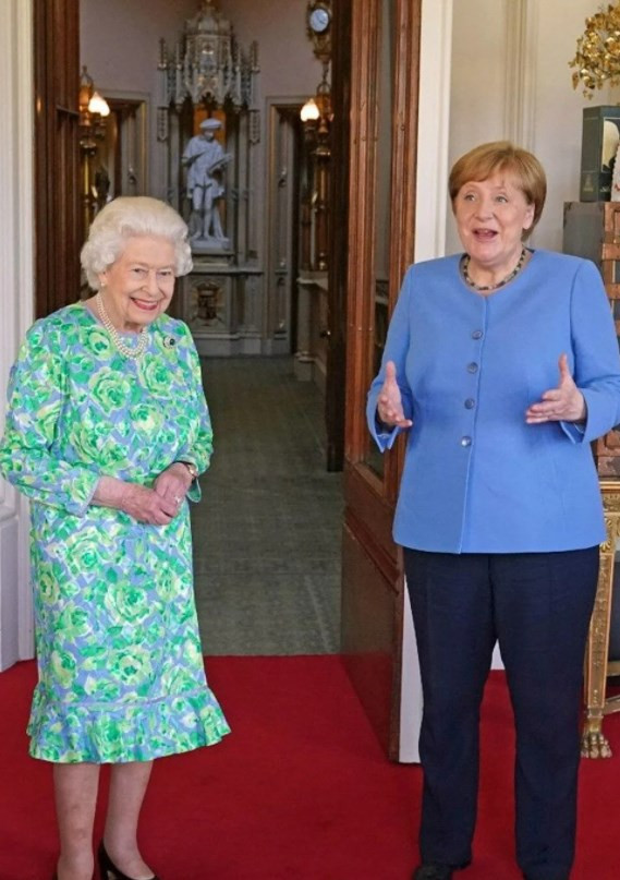 Kraliçe II. Elizabeth'ten Angela Merkel’e özel broş