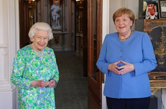 Kraliçe II. Elizabeth'ten Angela Merkel’e özel broş