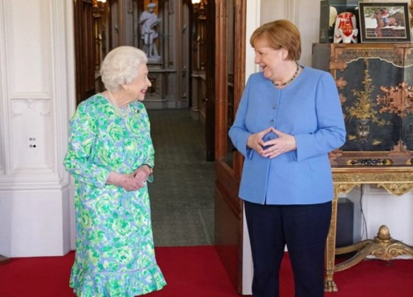 Kraliçe II. Elizabeth'ten Angela Merkel’e özel broş