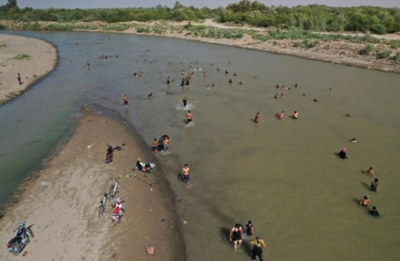 Irak'ta sıcaklık gölgede 50 dereceyi aştı: Buz talebi patladı