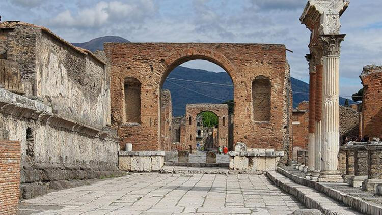 Küllelerin altından doğan şehir: Pompeii