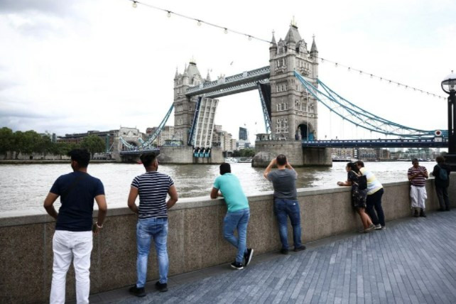 Londra'daki Tower Bridge teknik arıza nedeniyle açık kaldı