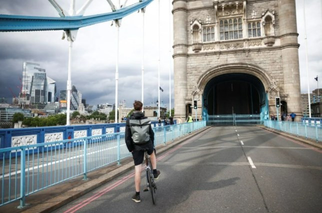 Londra'daki Tower Bridge teknik arıza nedeniyle açık kaldı