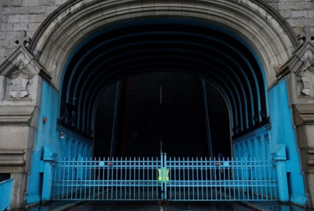 Londra'daki Tower Bridge teknik arıza nedeniyle açık kaldı