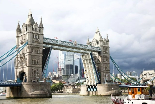 Londra'daki Tower Bridge teknik arıza nedeniyle açık kaldı