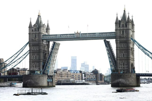 Londra'daki Tower Bridge teknik arıza nedeniyle açık kaldı