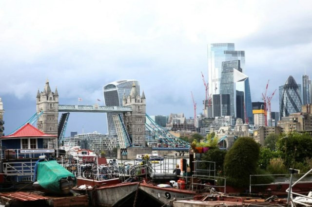 Londra'daki Tower Bridge teknik arıza nedeniyle açık kaldı