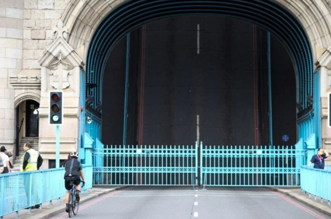 Londra'daki Tower Bridge teknik arıza nedeniyle açık kaldı