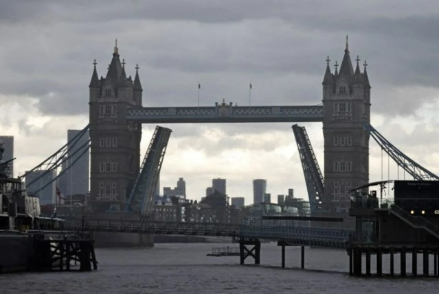 Londra'daki Tower Bridge teknik arıza nedeniyle açık kaldı