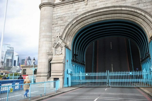 Londra'daki Tower Bridge teknik arıza nedeniyle açık kaldı