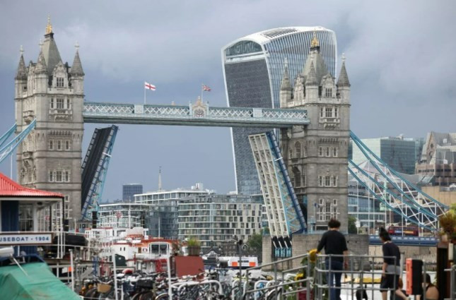 Londra'daki Tower Bridge teknik arıza nedeniyle açık kaldı