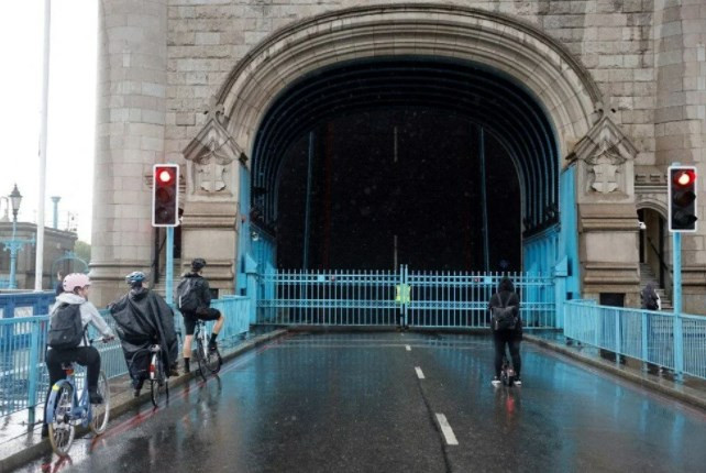 Londra'daki Tower Bridge teknik arıza nedeniyle açık kaldı