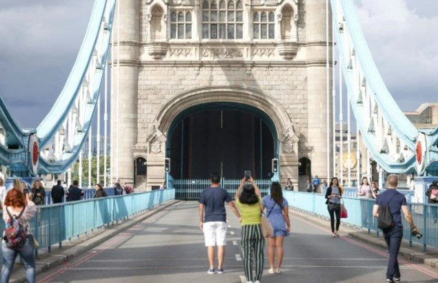 Londra'daki Tower Bridge teknik arıza nedeniyle açık kaldı