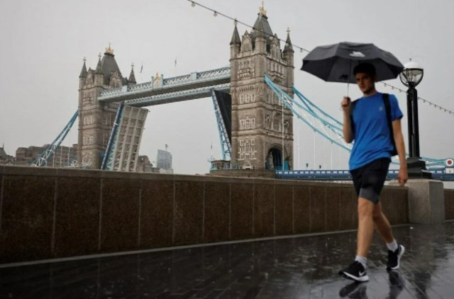 Londra'daki Tower Bridge teknik arıza nedeniyle açık kaldı