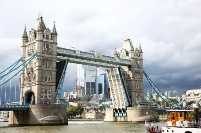 Londra'daki Tower Bridge teknik arıza nedeniyle açık kaldı