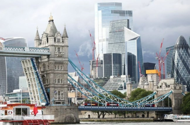 Londra'daki Tower Bridge teknik arıza nedeniyle açık kaldı